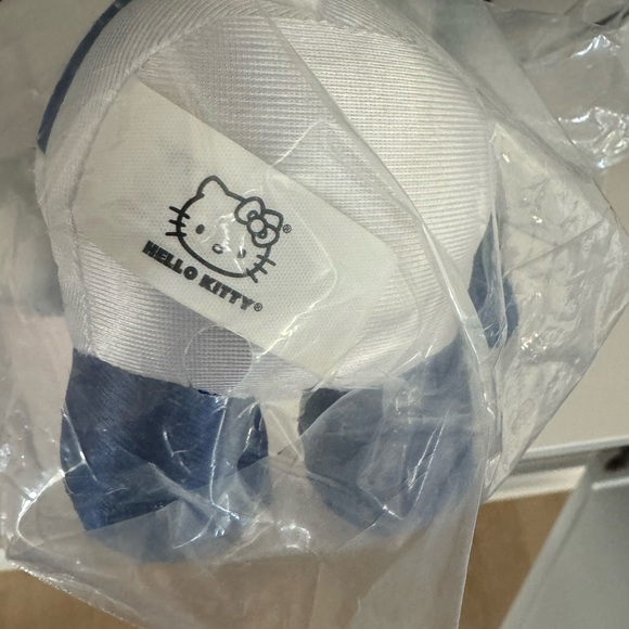 Los Angeles Dodgers Plush Hello Kitty 50th Anniversary Limited Edition - Picture 5 of 5